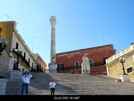 Brindisi római kori oszlopai-stock-foto