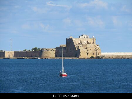 Brindisi: halászhajó a kikötõi erõd tövében-stock-foto