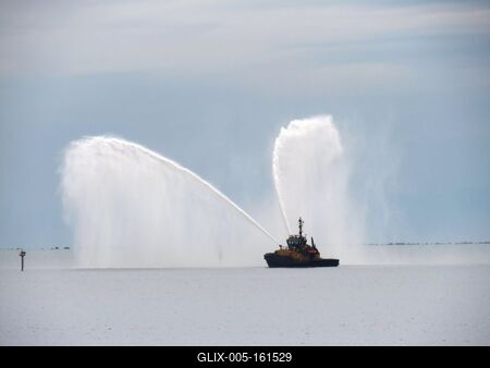 Tûzoltóhajó - Taranto - Olaszország-stock-foto