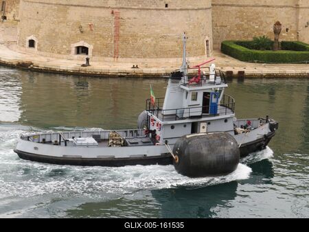 Vontatóühajó a tarantói kikötõben - Olaszország-stock-foto