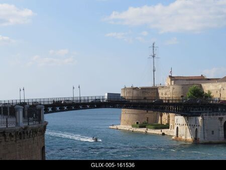 Taranto - Forgóhíd az Óváros és az Újváros között-stock-foto