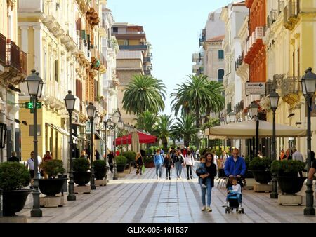 Belvárosi gyalogos utva Tarantóban - Olaszország-stock-foto