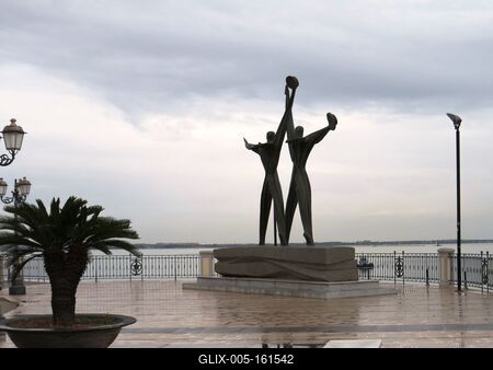 Olasz tengeerészek emlékmûve - Taranto-stock-foto