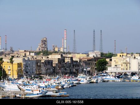 Taranto - Halászkikötõ - Óváros - Acélmû - Olaszország-stock-foto