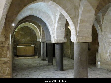 A tarantói San Cataldo katedrális román stílusú altemploma-stock-foto