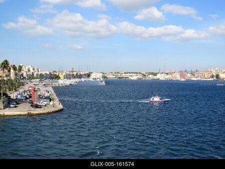 Taranto - Kikötõ - Olaszország-stock-foto