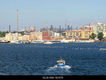 Taranto - Kikötõ - Acélmû - Olaszország-stock-foto