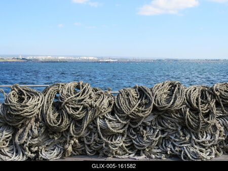 Hajókötél - Taranto - Kikötõ - Olaszország-stock-foto