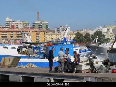 Halászok a tarantói halászkikötõben - Olaszország-stock-foto