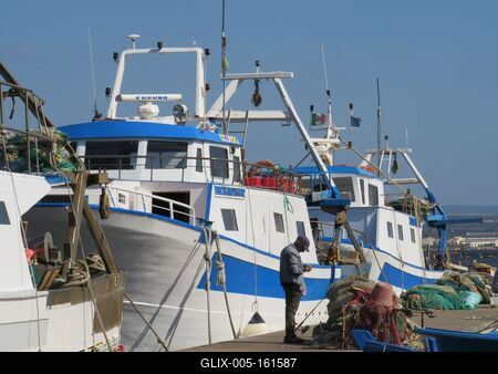 Halász a tarantói halászhajó kikötõben-stock-foto