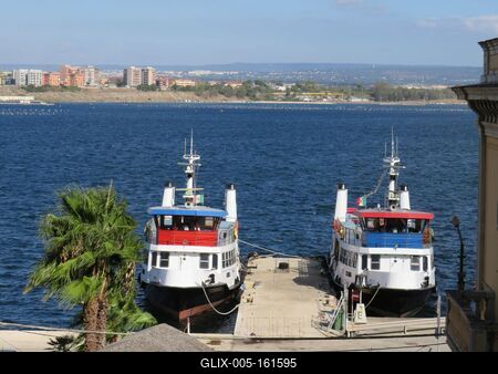 Taranto - Utasszállító hajók - Olaszország-stock-foto
