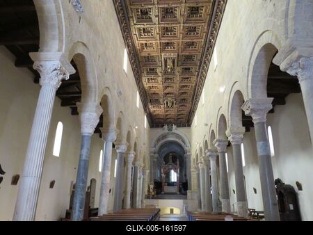 A tarantói SXan Cataldo katedrális belseje-stock-foto