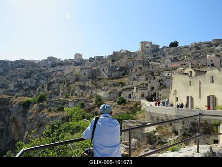 Turista nézi Matera kõvárost és a Gravina-völgyet - Olaszország-stock-foto