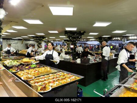 Finom falatok a Vörösmarty téri téli vásáron-stock-foto