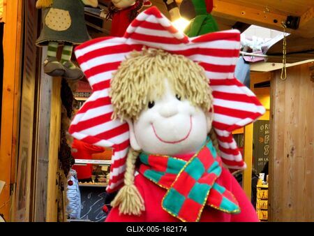 Vidám posztóbaba - Budapesti adventi vásár-stock-foto