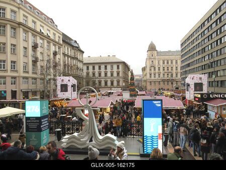 Turisták a budapesti adventi vásáron-stock-foto