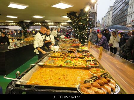 Finom falatok a Vörösmarty téri téli vásáron-stock-foto