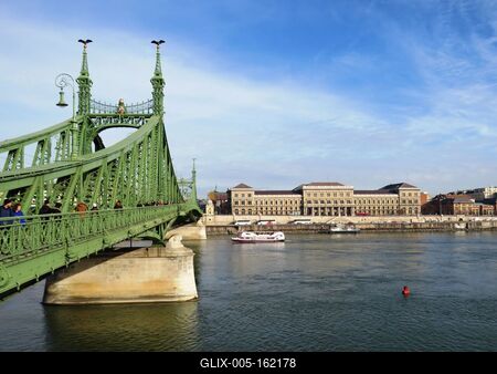 Budapest - Szabadság híd - Corvinus egyetem-stock-foto