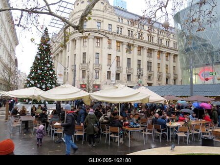 Étkezõ emberek a Vörösmarty téri téli vásáron-stock-foto