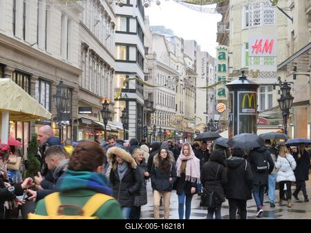 Turistaforgalom a Váci utcában karácsony elõtt-stock-foto