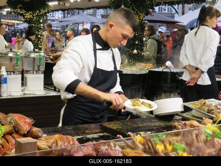 Pincér tálal vendégének - Téli vásár-stock-foto