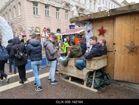 Turisták szánkóban a budapesti adventi vásáron-stock-foto
