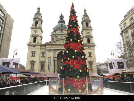 Budapesti adventi vásár - Bazilika - Karácsonyfa-stock-foto
