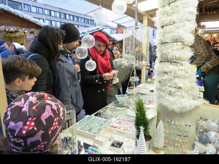 Bizsuárus pult az adventi vásáron-stock-foto