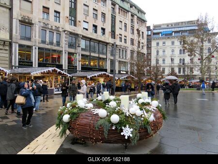 Adventi koszorú a Vörösmarty téren-stock-foto