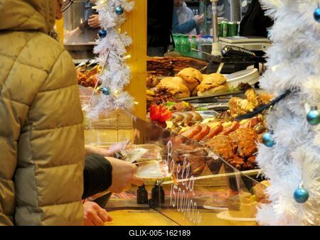 Ételes pult az adventi vásáron - Budapest-stock-foto