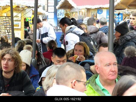 Turists at the Advent Fair in Budapest-stock-foto