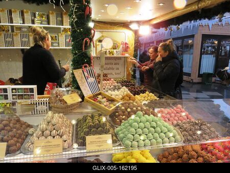 Mignonok a Vörösmarty téri téli vásáron-stock-foto