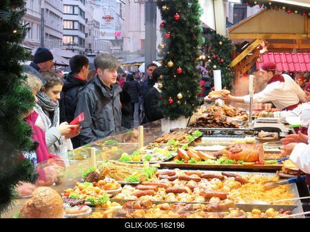 Turisták egy ételpultnál a Vörösmarty téren-stock-foto