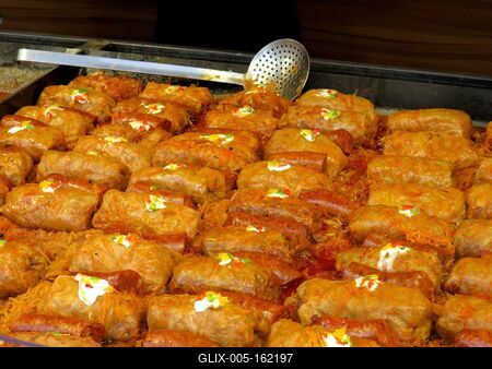 Töltöttkáposzta egy ételes pulton-stock-foto