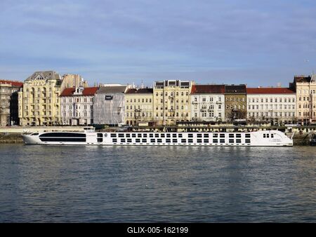 Turistahajó a Dunán-stock-foto