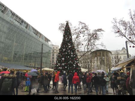 Karácsonyfa a Vörösmarty téren-stock-foto