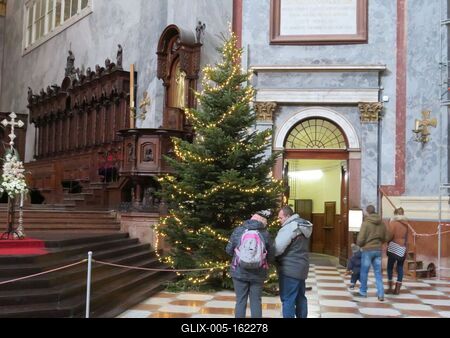 Karácsonyfa az esztergomi bazilikában-stock-foto