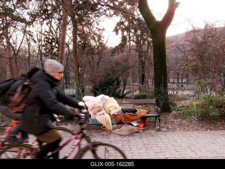 Hajléktalan szálláshelye egy budai padon-stock-foto