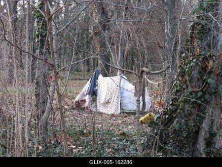 Hajléktalan sátra a Népligetben-stock-foto