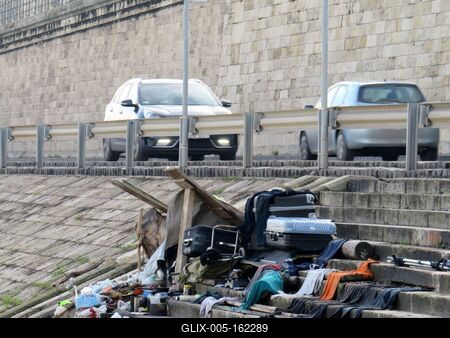 Hajlékltalan kalibája a budai rakpart lépcsõjén-stock-foto