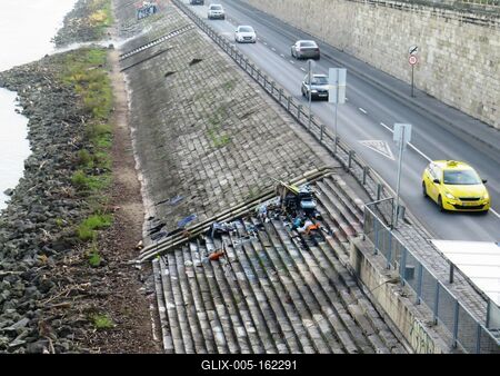 Hajléktalan kalibája a budai rakpart lépcsõjén-stock-foto