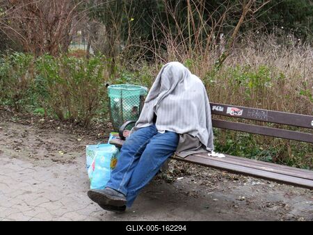 Hajléktalan alszik egy padon Budán-stock-foto