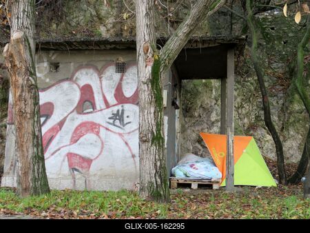 Hajléktalan sátra a Gellértr hegy tövében-stock-foto