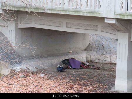 Hajléktalan alvóhelye a Vajdahunyad vár tövében-stock-foto