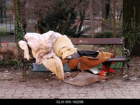 Hajléktalan szálláshelye egy budai padon-stock-foto