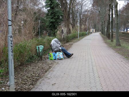 Hajléktalan alszik egy padon Budán-stock-foto