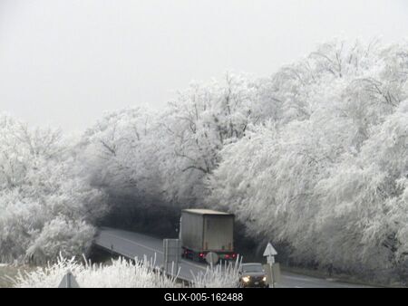 Téli táj - Zúzmara - Országút-stock-foto