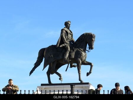 Gróf Andrássy Gyula lovasszobra a Kossuth téren-stock-foto