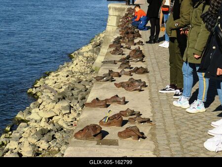 Cipõk a Dunaparton - Holokauszt emlékmû - Budapest-stock-foto