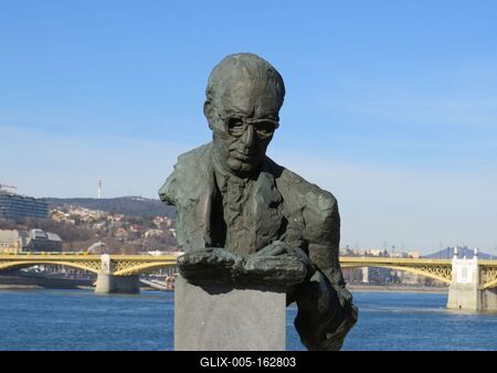 Bibó István mellszobra a Dunánál-stock-foto
